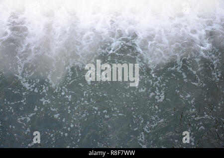 Diga per regolare il livello di acqua nel fiume. Caduta di acqua monocromatico con forti raffiche Foto Stock