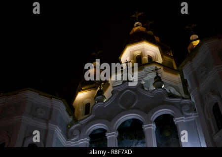 Chiesa di Santo Myrrh-Bearers dello specchio corrente. Kharkiv. L'Ucraina. Foto dettagliate di chiesa con cupole dorate e decori in rilievo di notte Foto Stock