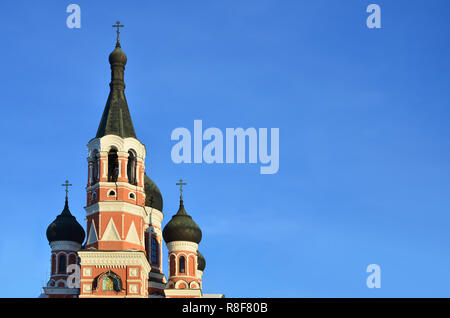 Chiesa di tre santi. Kharkiv. L'Ucraina. Foto dettagliate di chiesa con cupole nere e decori in rilievo durante il giorno all'aperto Foto Stock
