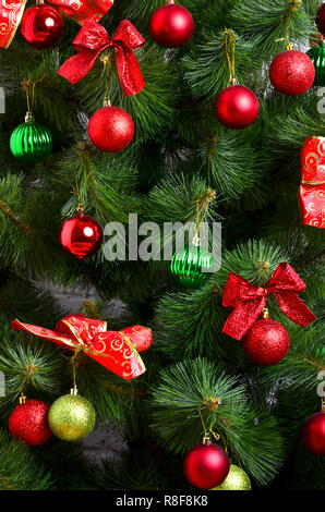 Dettagli di un albero di Natale. Dettaglio colpo di albero di Natale rami appeso con nastri e giocattoli di Natale. Il concetto della tradizionale celebrazione o Foto Stock