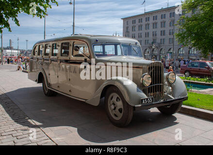 Veicolo storico, l'autobus Sisu 322 dall'anno 1933 restaurato al suo aspetto mentre serve l'Helsinki Jazz band 'Dallapé'. Foto Stock