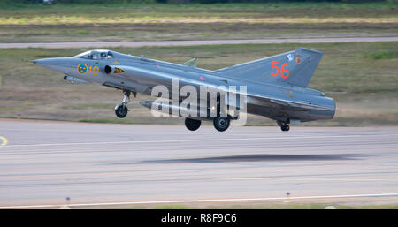 Vintage Saab J-35 Draken jet da combattimento tenuto spento per un display volo a 100 anni di anniversario Air Show del finlandese di Air Force a Tikkakoski. Foto Stock