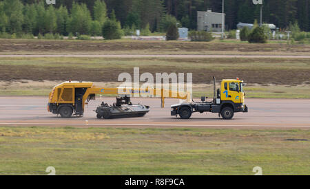 Vammas SB 4500-traino dietro spazzatrice cancella la pista di oggetti estranei durante un air show di Jyväskylä Aeroporto a TIKKAKOSKI, Finlandia. Foto Stock