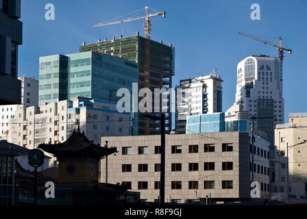 Ulaanbaatar / Mongolia - 11 Novembre 2018: Silhouette di Choijin Tempio Lama contro la costruzione di nuovi edifici Foto Stock