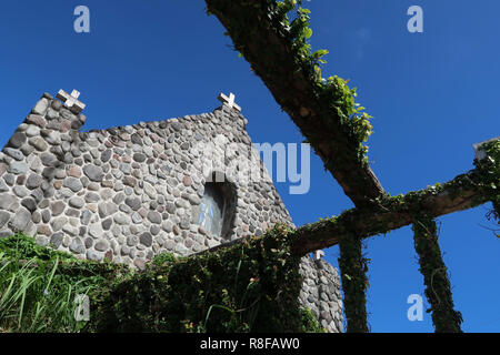 Esterno della cappella sulla collina di Tukon noto anche come Mt. Carmelo progettato dagli architetti Joven Ignacio e Tina Turralba ispirata dal tradizionale Ivatan case con i suoi muri in pietra in Batán l'isola principale di Batanes il più settentrionale della provincia dell'arcipelago delle Filippine situato nella valle di Cagayan regione Foto Stock