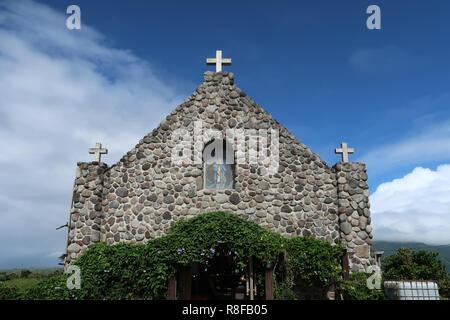 Esterno della cappella sulla collina di Tukon noto anche come Mt. Carmelo progettato dagli architetti Joven Ignacio e Tina Turralba ispirata dal tradizionale Ivatan case con i suoi muri in pietra in Batán l'isola principale di Batanes il più settentrionale della provincia dell'arcipelago delle Filippine situato nella valle di Cagayan regione Foto Stock