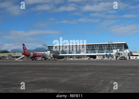 Un aereo di AirAsia Berhad Malaysian una compagnia aerea low-cost stand su asfalto a Clark International Aeroporto entro il Clark Freeport Zone, una riconversione di una ex base aerea USA nella provincia di Pampanga nelle Filippine Foto Stock