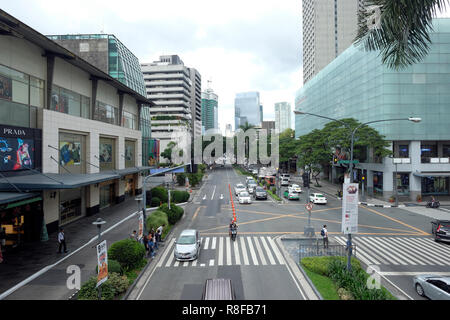 Makati Avenue un importante arteria commerciale di uno dei tre principali viali di Makati Central Business District, Metro Manila, Filippine. Foto Stock