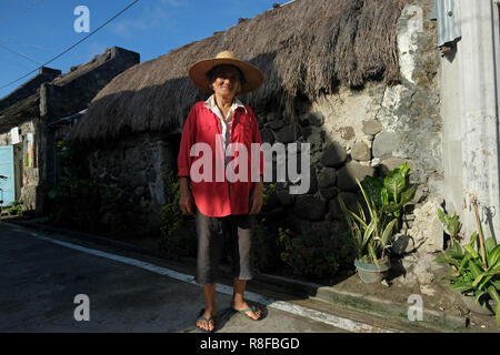 Una donna Ivatan nel Barrio Savidug situato in Sabtang l isola più meridionale della Batanes isola gruppo il più settentrionale della provincia dell'arcipelago delle Filippine situato nella valle di Cagayan regione Foto Stock