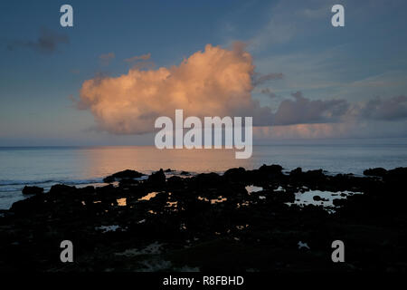 Alba sul West Mare delle Filippine (sul Mare del Sud della Cina) in Batán l'isola principale di Batanes il più settentrionale della provincia dell'arcipelago delle Filippine situato nella valle di Cagayan regione Foto Stock