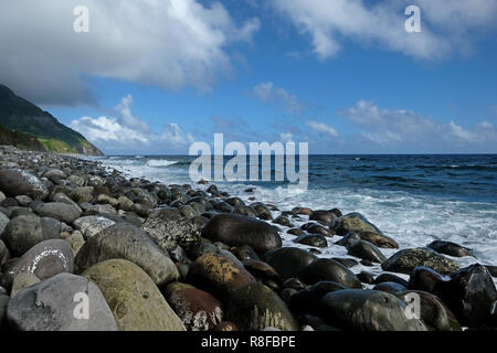 Tratto di massi lucidato e rotondeggianti rocce lungo il Boulder Valugan Beach localmente noto come Chanpan beach ha detto di aver realizzato dall'eruzione del Mt. Iraya nel 400 d.c. e migliora nel tempo dalle onde hurdled implacabile dall'Oceano Pacifico sulla sponda orientale del Batán l'isola principale di Batanes il più settentrionale della provincia dell'arcipelago delle Filippine situato nella valle di Cagayan regione Foto Stock