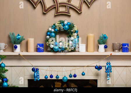 Vacanza famiglia concetto. Buon Natale e Buone Feste. Studio con decorazioni di Natale. Inverno Home decor. blu corona sul mine Foto Stock