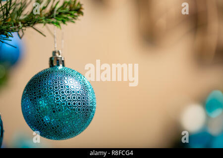 Blue palla di Natale sulla struttura chtistmas. Anno nuovo concetto. Macro. Copyspace per testo Foto Stock