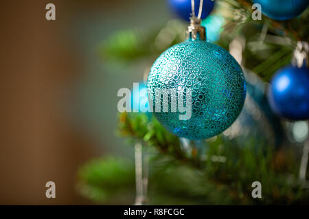 Blue palla di Natale sulla struttura chtistmas. Anno nuovo concetto. Macro. Copyspace per testo Foto Stock