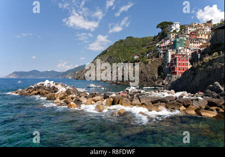 La vista del porto che arrivano in barca a Riomaggiore, uno dei cinque villaggi che compongono l'Italia Cinque Terre sulla Riviera Italiana. Foto Stock