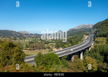 In autostrada in mezzo al verde delle montagne e il viadotto di cemento, nella costa nord della Spagna in Cantabria Foto Stock