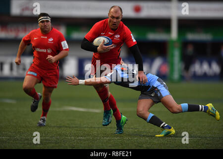 Saraceni Ben Spencer Richard Wigglesworth (sinistra) e Cardiff Blues" Josh Navidi in azione durante la Heineken Champions Cup match a Cardiff Arms Park. Foto Stock