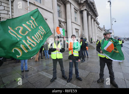 Gli attivisti al di fuori di Custom House prima di marciare a Leinster House a Dublino durante un "Giubbotto giallo' dimostrazione di protesta contro il governo irlandese a registrare su una gamma di questioni sociali. Foto Stock