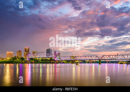 Little Rock, Arkansas, Stati Uniti d'America skyline sul fiume Arkansas al crepuscolo. Foto Stock