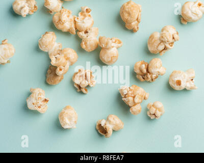 Il popcorn su sfondo blu. Sfondo del filmato. Vista superiore piatta o laici. Foto Stock