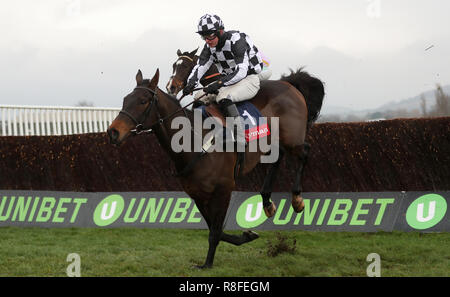 Drovers Lane cavalcato da Sean Bowen sulla loro strada per la vittoria in il Ryman novizi' Chase durante la seconda giornata di incontro internazionale a Cheltenham Racecourse. Foto Stock