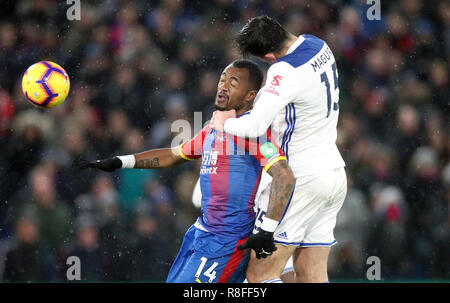 Il palazzo di cristallo di Jordan Ayew (sinistra) e Leicester City Harry Maguire battaglia per la palla durante il match di Premier League a Selhurst Park, Londra. Foto Stock