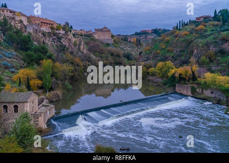 Il fiume Tagus vicino al Puente de San Martín (St Martin's Bridge) in Toledo, Castilla la Mancha, in Spagna Foto Stock