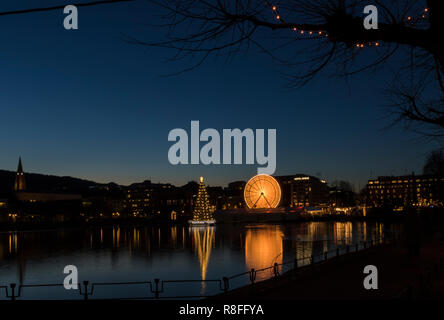 Albero di natale e mercato Da Lille Lungegaardsvannet lago nel centro di Bergen, Norvegia. Ruota panoramica Ferris rotante. Foto Stock