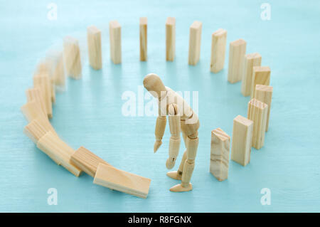 Riflessivo confuso manichino di legno edificio circle puzzle domino e rendendo errore Foto Stock