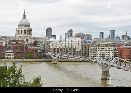 Il Millennium Bridge, il Tamigi Embankment, Londra. Agosto 2018. Il Millennium Footbridge asuspension ponte sul fiume Tamigi con St Pauls Foto Stock