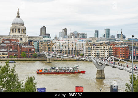 Il Millennium Bridge, il Tamigi Embankment, Londra. Agosto 2018. Il Millennium Footbridge asuspension ponte sul fiume Tamigi con St Pauls Foto Stock