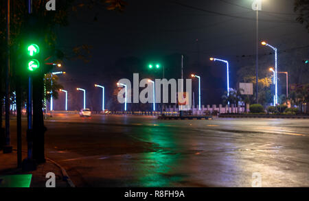 Kolkata City Road di notte. Foto Stock