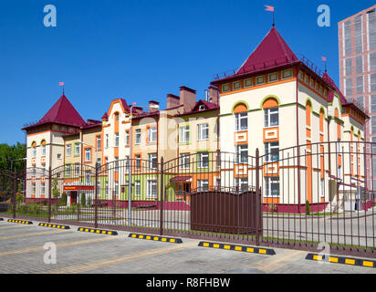 Voronezh, Russia - 23 Giugno 2018: moderna scuola materna con architettura inusuale sulla strada ad incoraggiare Sciskòv Voronezh Foto Stock