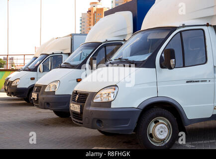 Voronezh, Russia - 23 Giugno 2018: i piccoli furgoni cargo del marchio "Gazzella' sono in una riga Foto Stock