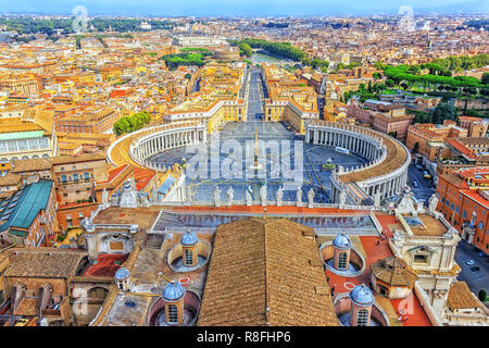 Vista del Vaticano dalla cupola della Basilica di San Pietro Foto Stock