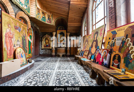 Kazan, Russia - 11 Giugno 2018: Hall con i cristiani ortodossi icone nel tempio di tutte le religioni Foto Stock