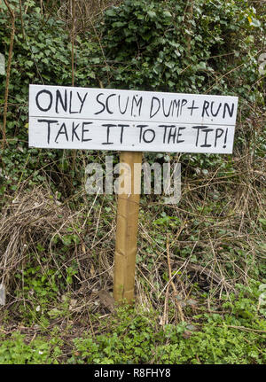 Segnale Fly-tipping sulla corsia di campagna a Hampshire, Inghilterra, Regno Unito Foto Stock