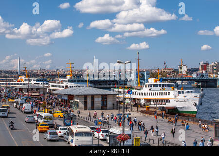 ISTANBUL / Türkiye - 09.23.2013: persone scendere una città nave traghetto a Eminonu.l. nel 2013, quasi 340.000 ai passeggeri di utilizzare quotidianamente traghetti a Istanbul per Foto Stock