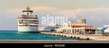 Rhodes, Grecia - Ottobre 10th, 2018: Panorama del porto di Rodi e l'edificio della dogana in Grecia. Foto Stock