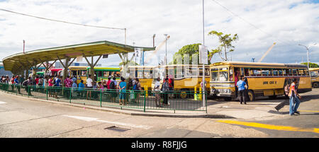 La Suva, Isole Figi - 31 DIC 2014: occupato alla stazione centrale degli autobus di Suva centro cittadino ricco di fretta passeggeri e autentico antico-timer gli autobus gialli, viti Foto Stock