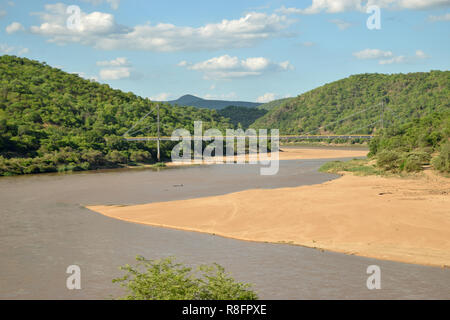 Il Luangwa River Bridge, Luangwa Valley sulla Grande Strada Est, Zambia Foto Stock