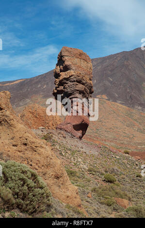 Roque Cinchado e dintorni, attraente destinazione turistica con la sua vulcanica, paesaggio insolito e lunare terreno roccioso nel Parco Nazionale del Teide Foto Stock