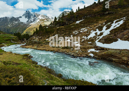 Estate Alpi ruscello di montagna sul modo per м. Foto Stock