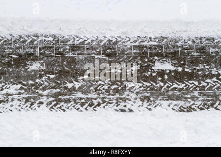 Il marciapiede cancellata dalla neve, vista dall'alto. Foto Stock