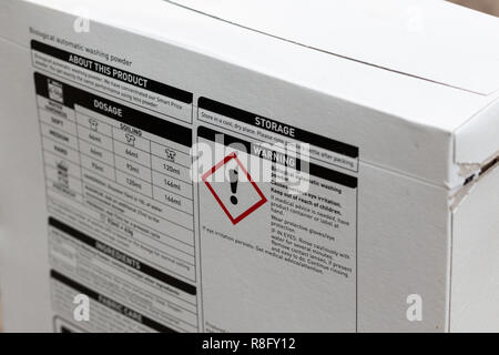 Retro di un detersivo in polvere il pacchetto mostra le etichette di avvertenza Foto Stock