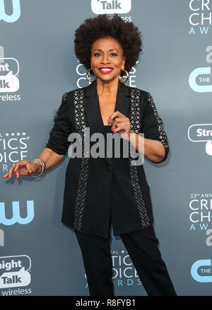 SANTA MONICA, Los Angeles, CA, Stati Uniti d'America - 11 gennaio: Jenifer Lewis presso la XXIII edizione critica' Choice Awards tenutosi a Barker Hangar su gennaio 11, 2018 in Santa Monica, Los Angeles, California, Stati Uniti. (Foto di Xavier COLLIN/Image Press Agency) Foto Stock