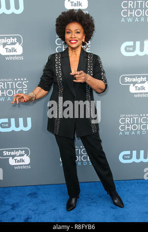 SANTA MONICA, Los Angeles, CA, Stati Uniti d'America - 11 gennaio: Jenifer Lewis presso la XXIII edizione critica' Choice Awards tenutosi a Barker Hangar su gennaio 11, 2018 in Santa Monica, Los Angeles, California, Stati Uniti. (Foto di Xavier COLLIN/Image Press Agency) Foto Stock