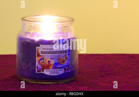 Yankee Candle Home ispirazioni dolce muffin ai mirtilli Candela profumata Foto Stock