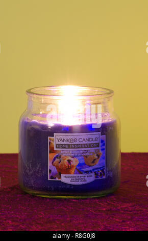 Yankee Candle Home ispirazioni dolce muffin ai mirtilli Candela profumata Foto Stock