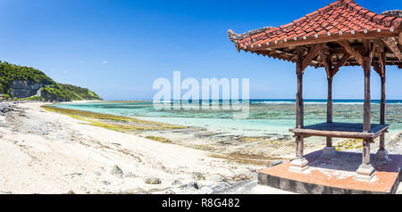 Capanna tradizionale sulla spiaggia balinese in Indonesia Foto Stock